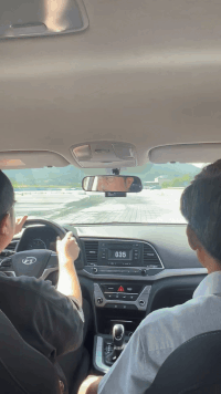 본문 이미지 - 한국교통안전공단 빗길제동훈련코스 체험 모습.