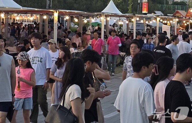 본문 이미지 -  23회 세종 조치원 복숭아축제장에 마련된 식당. / 뉴스1