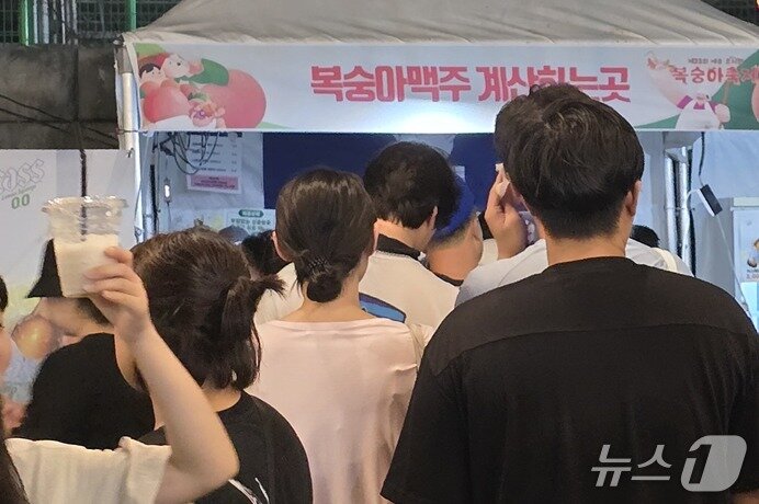 본문 이미지 -  조치원 복숭아축제장에 마련된 복숭아맥주 판매장. / 뉴스1