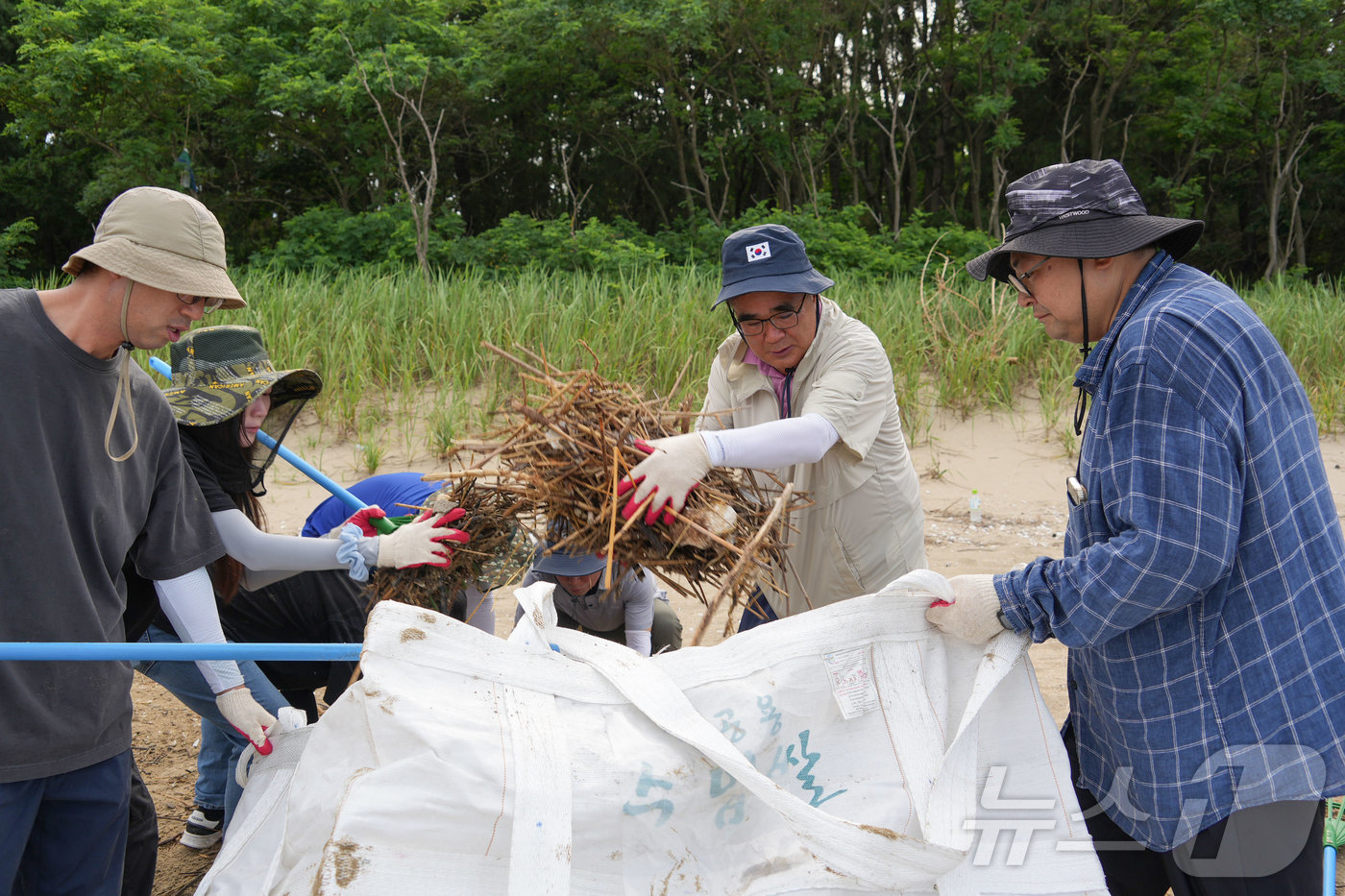 (서천=뉴스1) 이동원 기자 = 김기웅 서천군수와 공직자 50여 명이 지난 26일 비인면 장포리 해안에서 집중호우 이후 금강 상류에서 유입된 해양쓰레기를 수거하는 정화 활동에 구슬 …