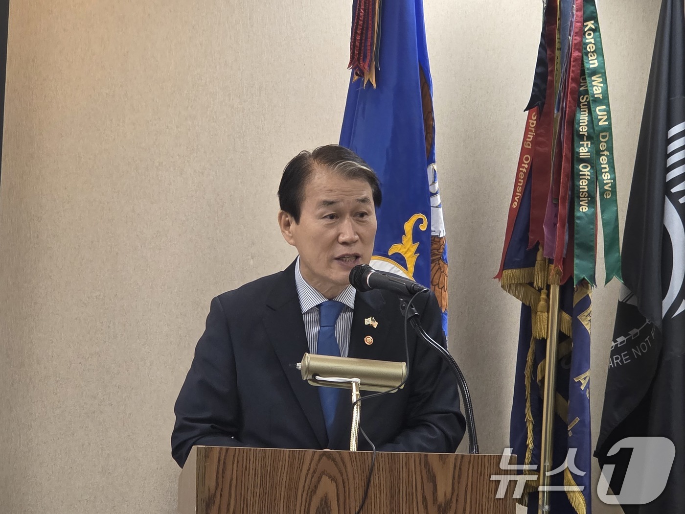 (서울=뉴스1) = 6.25전쟁 정전협정 기념식 등에 참석하기 위해 미국을 방문중인 권오을 신임 국가보훈부 장관이 취임 후 첫 일정으로 현지시각 26일 오후 미국 워싱턴 D.C 볼 …