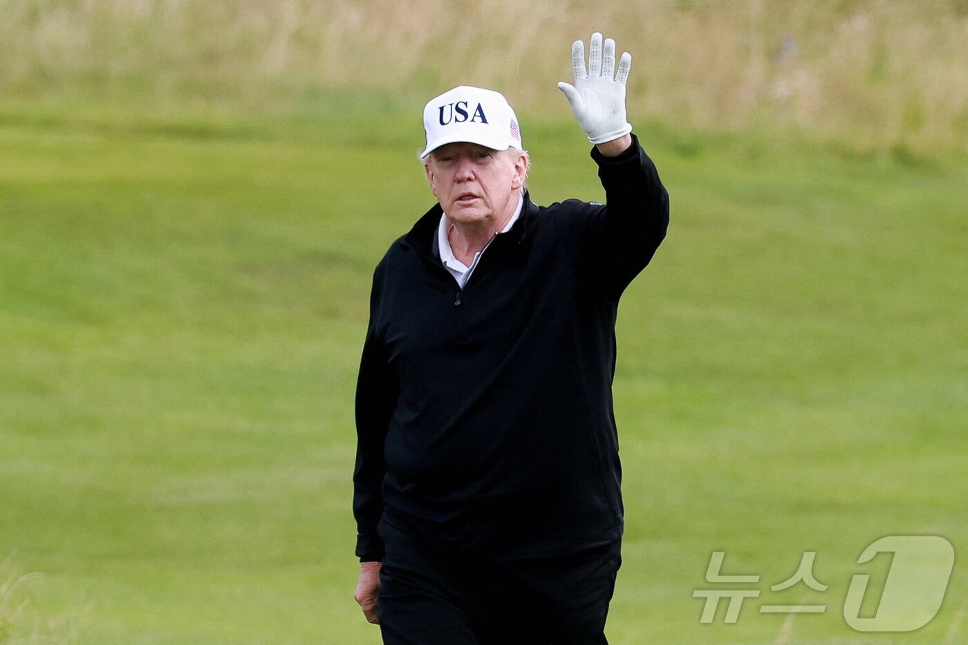 본문 이미지 - 도널드 트럼프 미국 대통령이 26일&#40;현지시간&#41; 영국 스코틀랜드 턴베리에 있는 트럼프 턴베리 리조트의 골프 코스에서 손을 흔들고 있다. 2025.07.26. ⓒ 로이터=뉴스1 ⓒ News1 류정민 특파원