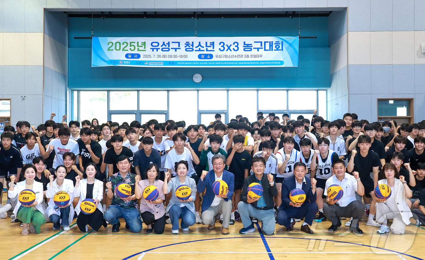 (대전=뉴스1) 이동원 기자 = 대전 유성구(구청장 정용래)는 지난 26일 유성구청소년수련관에서 ‘제8회 유성구 청소년 3×3 농구대회’를 개최했다.이번 대회는 청소년에게 스포츠 …