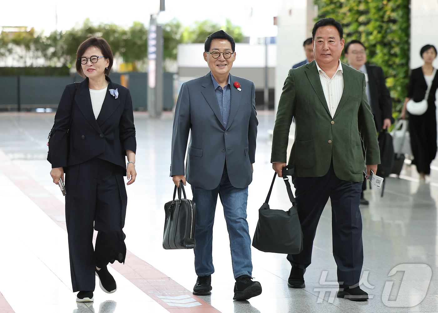 (인천공항=뉴스1) 김진환 기자 = 박지원 폴란드 특사단장(가운데)과 폴란드 특사단인 진선미·어기구 더불어민주당 의원이 27일 오전 인천국제공항 제1터미널을 통해 폴란드로 출국하고 …