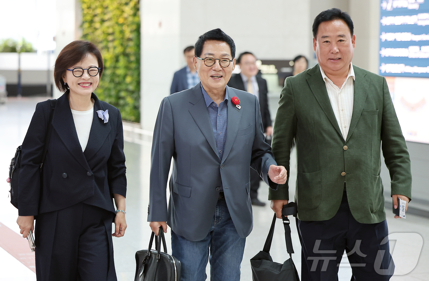 (인천공항=뉴스1) 김진환 기자 = 박지원 폴란드 특사단장(가운데)과 폴란드 특사단인 진선미·어기구 더불어민주당 의원이 27일 오전 인천국제공항 제1터미널을 통해 폴란드로 출국하고 …