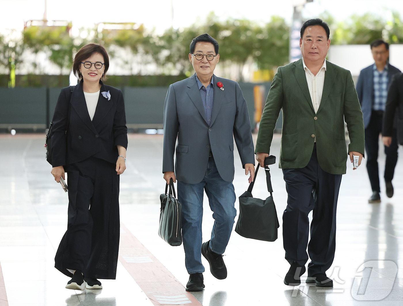 (인천공항=뉴스1) 김진환 기자 = 박지원 폴란드 특사단장(가운데)과 폴란드 특사단인 진선미·어기구 더불어민주당 의원이 27일 오전 인천국제공항 제1터미널을 통해 폴란드로 출국하고 …