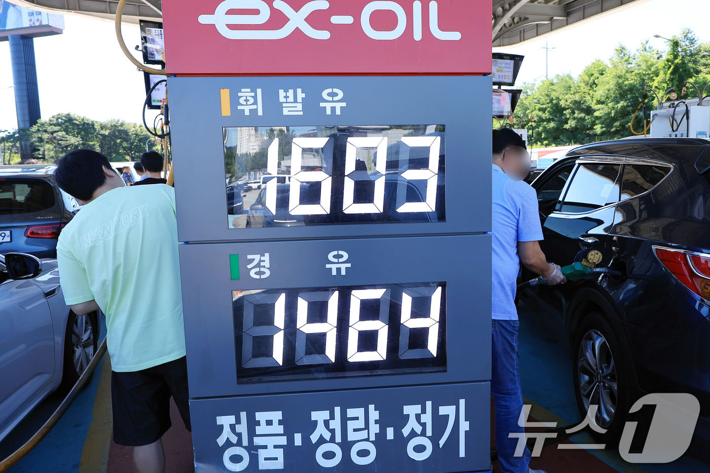 (서울=뉴스1) 박정호 기자 = 전국 주유소 기름값이 휘발유는 2주 연속 내리고 경유는 상승 전환한 27일 서울시 서초구 경부고속도로 만남의광장 휴게소 내 주유소에 휘발유와 경유 …