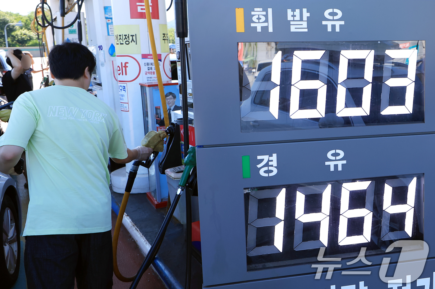 (서울=뉴스1) 박정호 기자 = 전국 주유소 기름값이 휘발유는 2주 연속 내리고 경유는 상승 전환한 27일 서울시 서초구 경부고속도로 만남의광장 휴게소 내 주유소에 휘발유와 경유 …