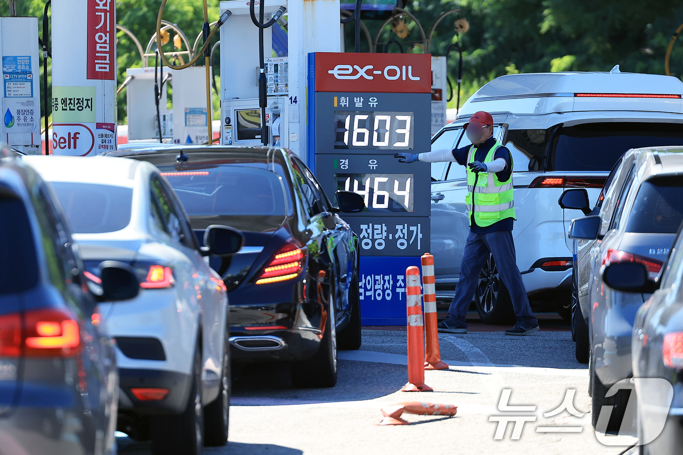 (서울=뉴스1) 박정호 기자 = 전국 주유소 기름값이 휘발유는 2주 연속 내리고 경유는 상승 전환한 27일 서울시 서초구 경부고속도로 만남의광장 휴게소 내 주유소에 휘발유와 경유 …