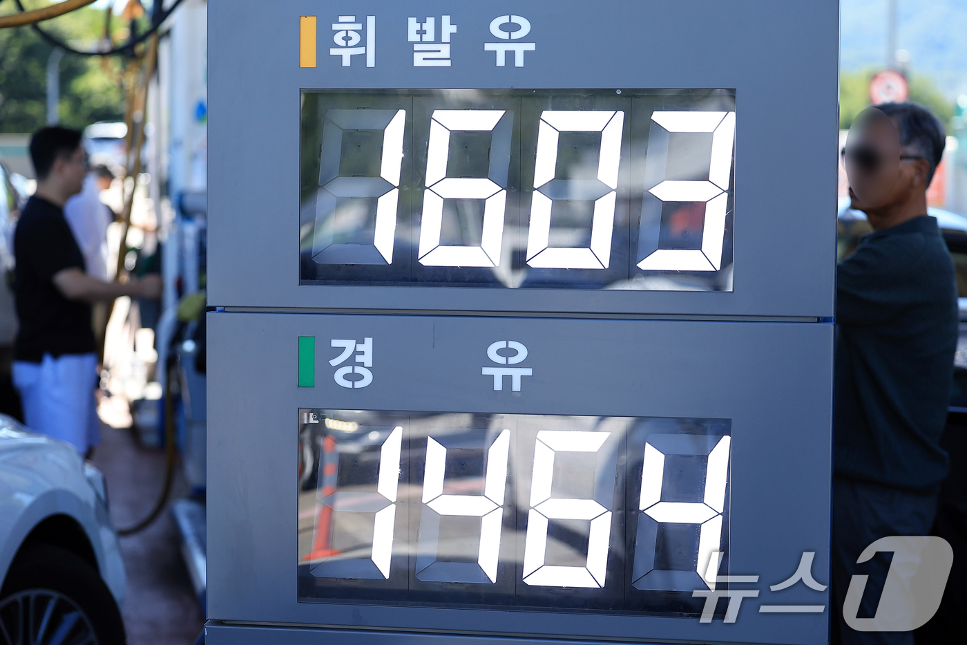 (서울=뉴스1) 박정호 기자 = 전국 주유소 기름값이 휘발유는 2주 연속 내리고 경유는 상승 전환한 27일 서울시 서초구 경부고속도로 만남의광장 휴게소 내 주유소에 휘발유와 경유 …