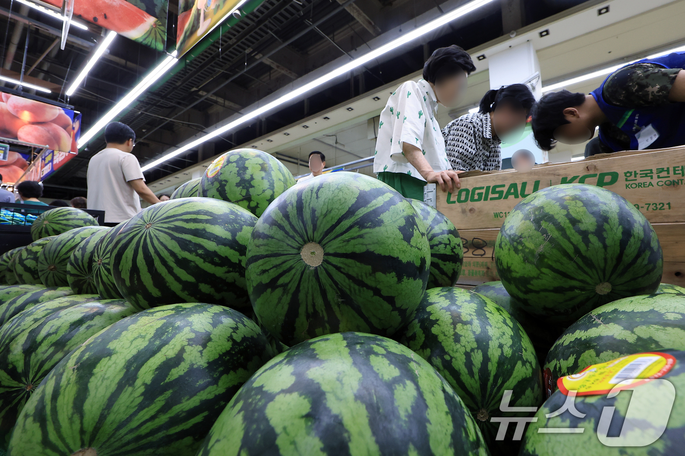 (서울=뉴스1) 박정호 기자 = 최근 이어진 폭염에 폭우까지 겹치면서 주요 농산물 가격이 한 달 동안 최대 2배 이상 상승한 27일 서울 서초구의 한 대형마트를 찾은 고객들이 수박 …