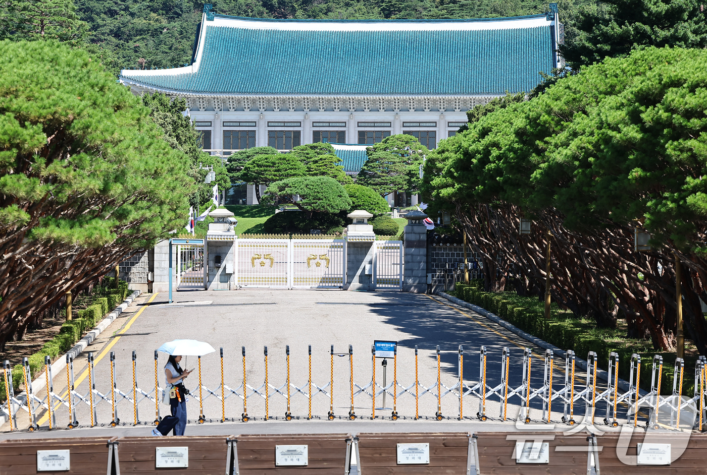 (서울=뉴스1) 김도우 기자 = 청와대 관람 일시 종료를 앞두고 마지막 주말인 27일 서울 종로구 청와대 앞에서 시민들이 지나고 있다.이재명 대통령이 청와대를 집무 공간으로 다시 …