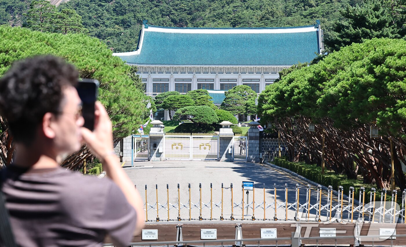 본문 이미지 - 청와대 관람 일시 종료를 앞두고 마지막 주말인 27일 서울 종로구 청와대 앞에서 시민들이 지나고 있다.  2025.7.27/뉴스1 ⓒ News1 김도우 기자