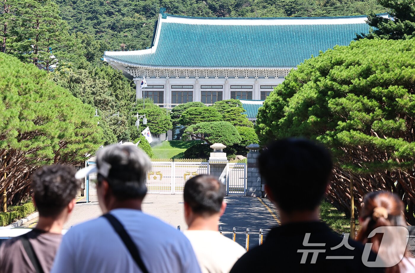 본문 이미지 - 청와대 관람 일시 종료를 앞두고 마지막 주말인 27일 서울 종로구 청와대 앞에서 시민들이 지나고 있다. . 2025.7.27/뉴스1 ⓒ News1 김도우 기자