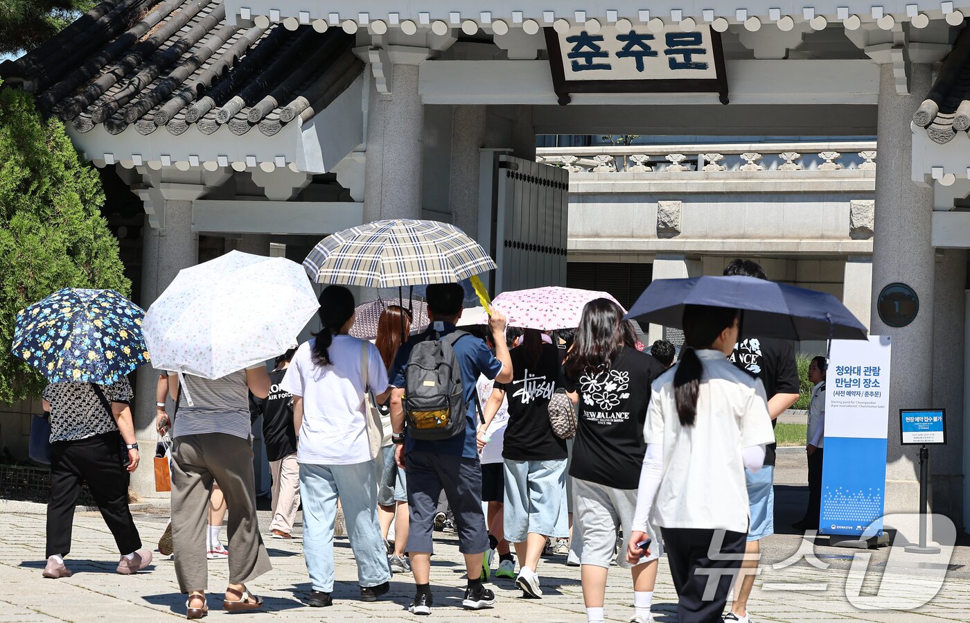 본문 이미지 - 청와대 관람 일시 종료를 앞두고 마지막 주말인 27일 서울 종로구 청와대 춘추문으로 관람객들이 입장하고 있다. 2025.7.27/뉴스1 ⓒ News1 김도우 기자