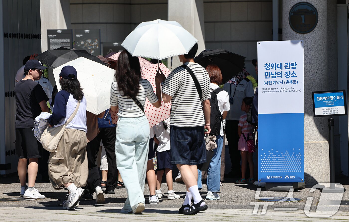 본문 이미지 - 청와대 관람 일시 종료를 앞두고 마지막 주말인 27일 서울 종로구 청와대 춘추문으로 관람객들이 입장하고 있다. 2025.7.27/뉴스1 ⓒ News1 김도우 기자