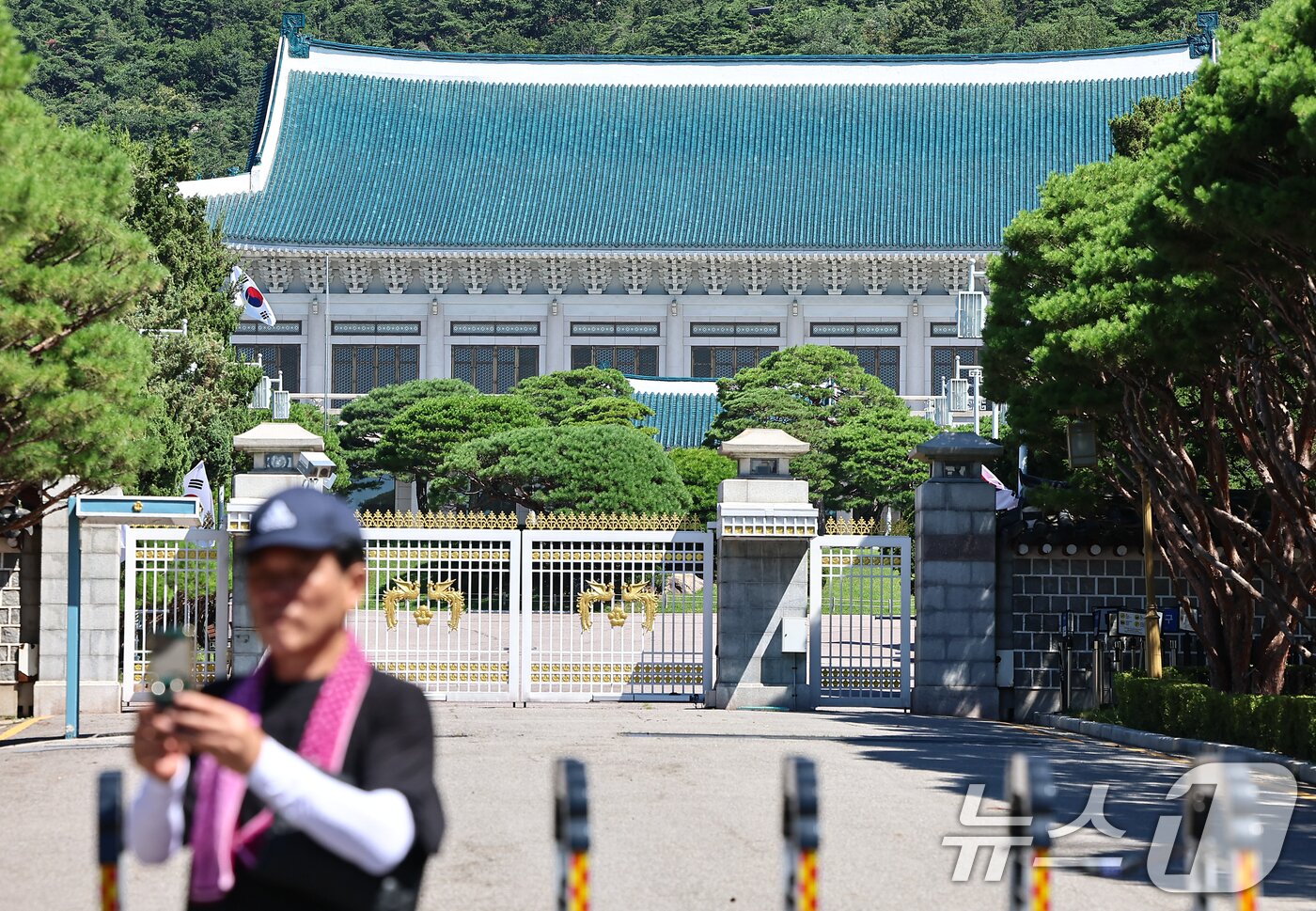 본문 이미지 - 청와대 관람 일시 종료를 앞두고 마지막 주말인 27일 서울 종로구 청와대 앞에서 시민들이 촬영을 하고 있다. 2025.7.27/뉴스1 ⓒ News1 김도우 기자