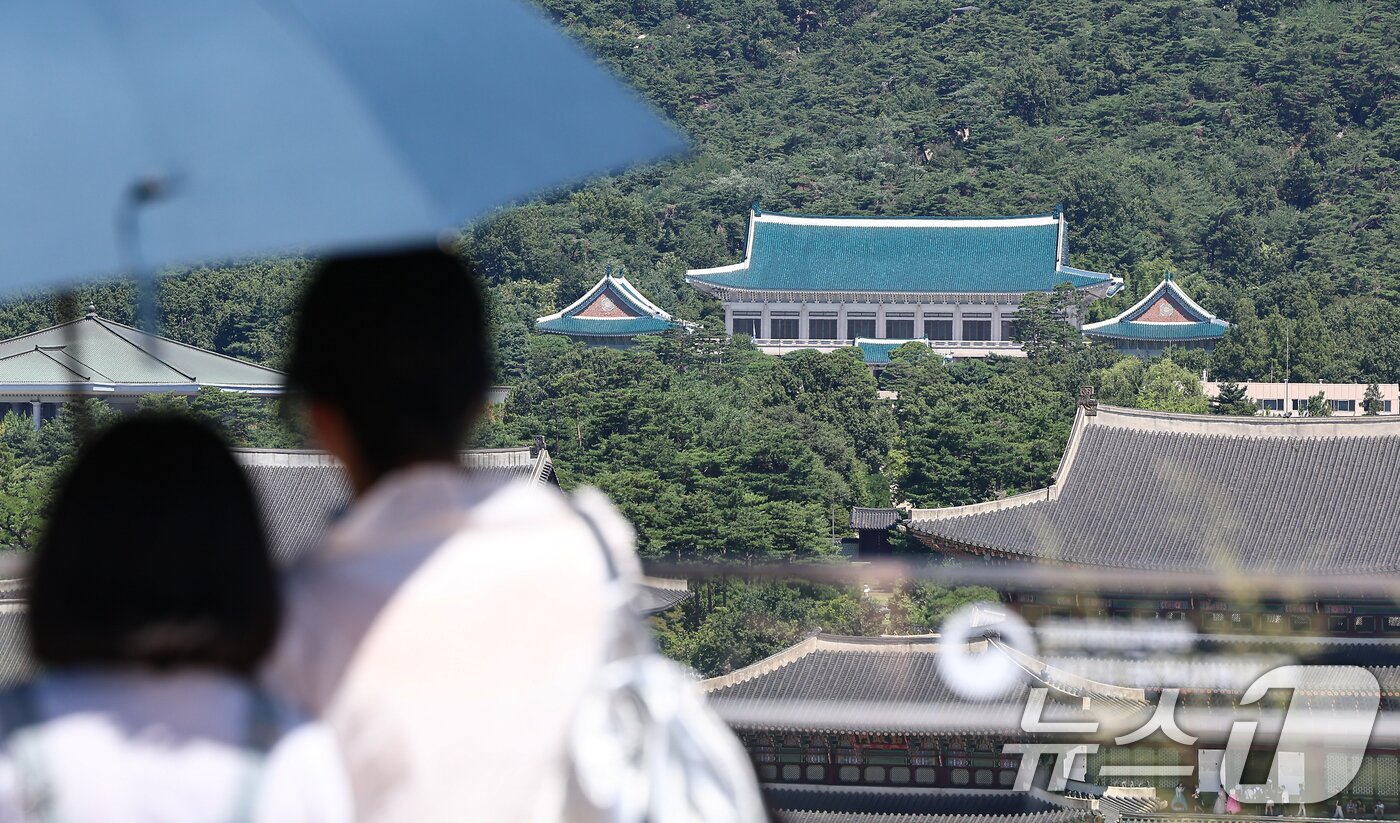 본문 이미지 - 청와대 관람 일시 종료를 앞두고 마지막 주말인 27일 서울 종로구 청와대의 모습.  2025.7.27/뉴스1 ⓒ News1 김도우 기자