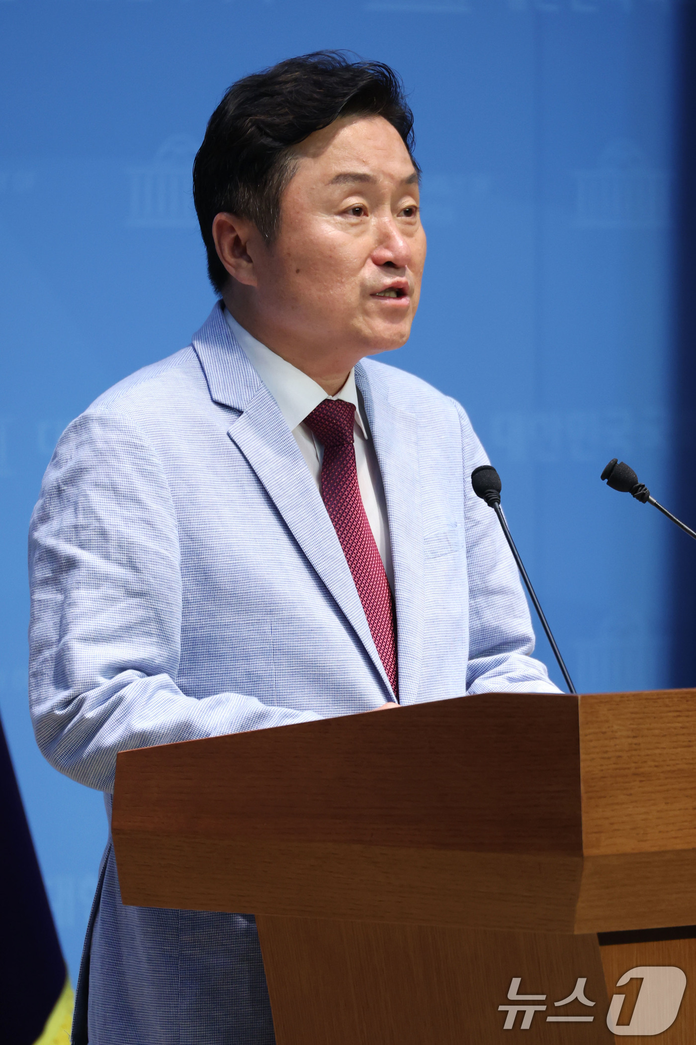 (서울=뉴스1) 이광호 기자 = 더불어민주당 부산시당 시정평가대안특별위원장인 최인호 전 의원이 27일 오전 서울 여의도 국회 소통관에서 현대건설 공관대금 및 가덕도신공항 수주 의혹 …