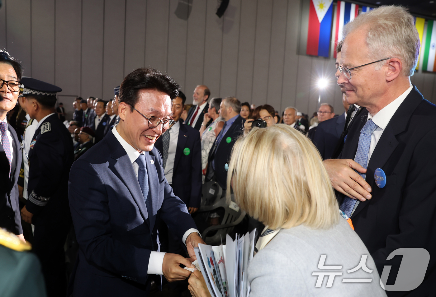 (고양=뉴스1) 황기선 기자 = 김민석 국무총리가 27일 오전 경기 고양시 일산서구 킨텍스에서 열린 '2025년 유엔군 참전의 날 기념식'에서 외국 대사관 관계자들과 인사를 나누고 …