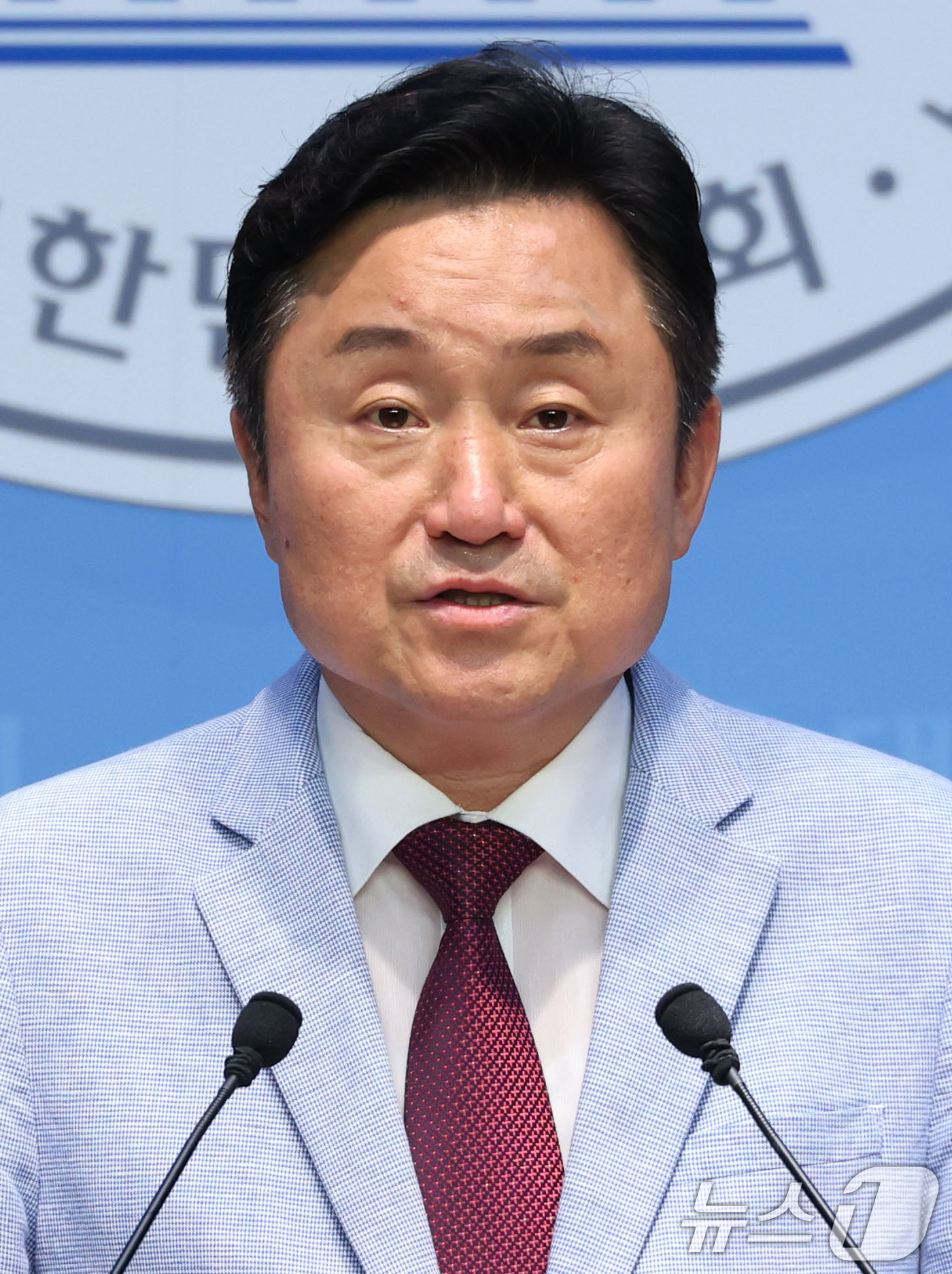 (서울=뉴스1) 이광호 기자 = 더불어민주당 부산시당 시정평가대안특별위원장인 최인호 전 의원이 27일 오전 서울 여의도 국회 소통관에서 현대건설 공관대금 및 가덕도신공항 수주 의혹 …