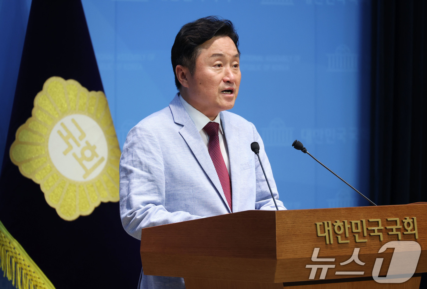 (서울=뉴스1) 이광호 기자 = 더불어민주당 부산시당 시정평가대안특별위원장인 최인호 전 의원이 27일 오전 서울 여의도 국회 소통관에서 현대건설 공관대금 및 가덕도신공항 수주 의혹 …