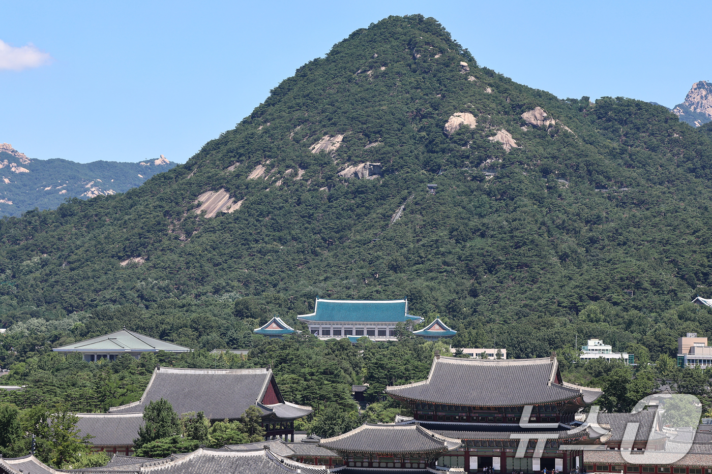 (서울=뉴스1) 김도우 기자 = 청와대 관람 일시 종료를 앞두고 마지막 주말인 27일 서울 종로구 청와대의 모습.이재명 대통령이 청와대를 집무 공간으로 다시 활용하기로 하면서, 청 …