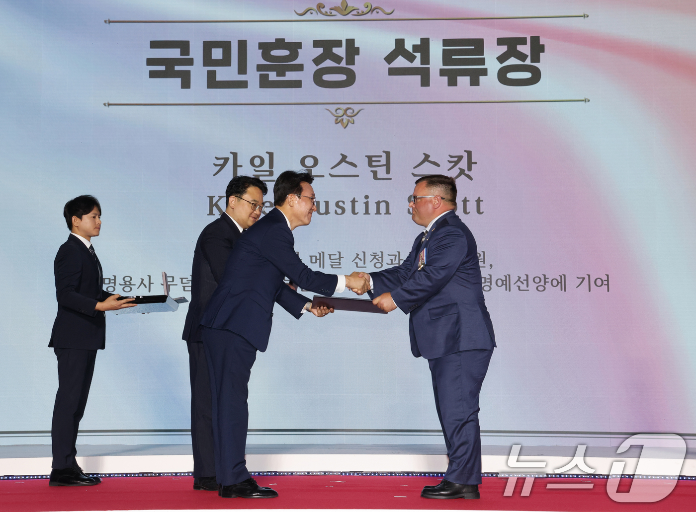 (고양=뉴스1) 황기선 기자 = 김민석 국무총리가 27일 오전 경기 고양시일산서구 킨텍스 제2전시장에서 열린 2025년 유엔군 참전의 날 기념식에서 카일 오스튼 스캇씨에게 국민훈장 …