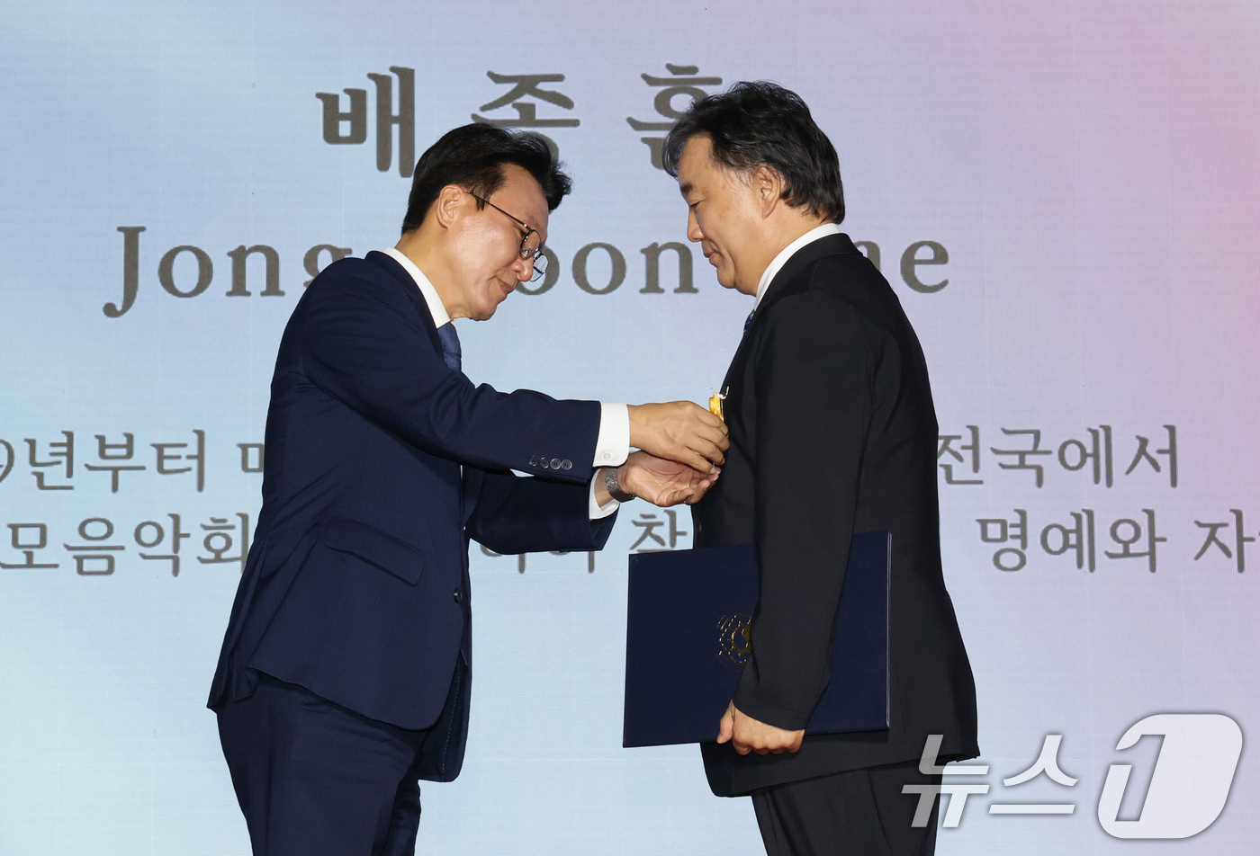 (고양=뉴스1) 황기선 기자 = 김민석 국무총리가 27일 오전 경기 고양시 일산서구 킨텍스에서 열린 2025년 유엔군 참전의 날 기념식에서 배종훈씨에게 국민포장을 전수하고 있다. …