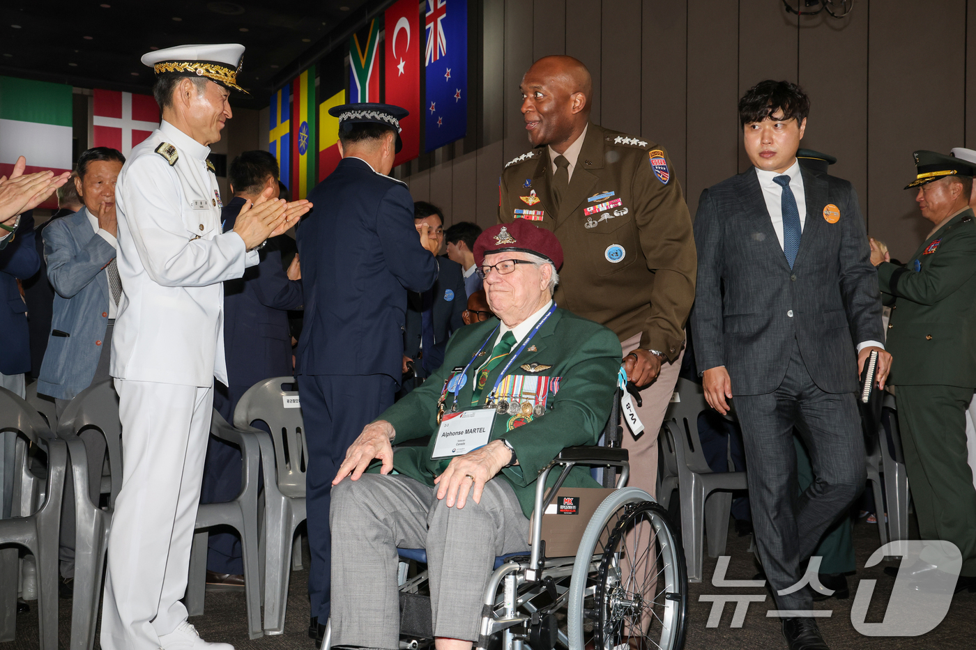 (고양=뉴스1) 황기선 기자 = 27일 오전 경기 고양시 일산서구 킨텍스에서 열린 2025년 유엔군 참전의 날 기념식에서 참전용사들이 입장하고 있다. (공동취재) 2025.7.27 …