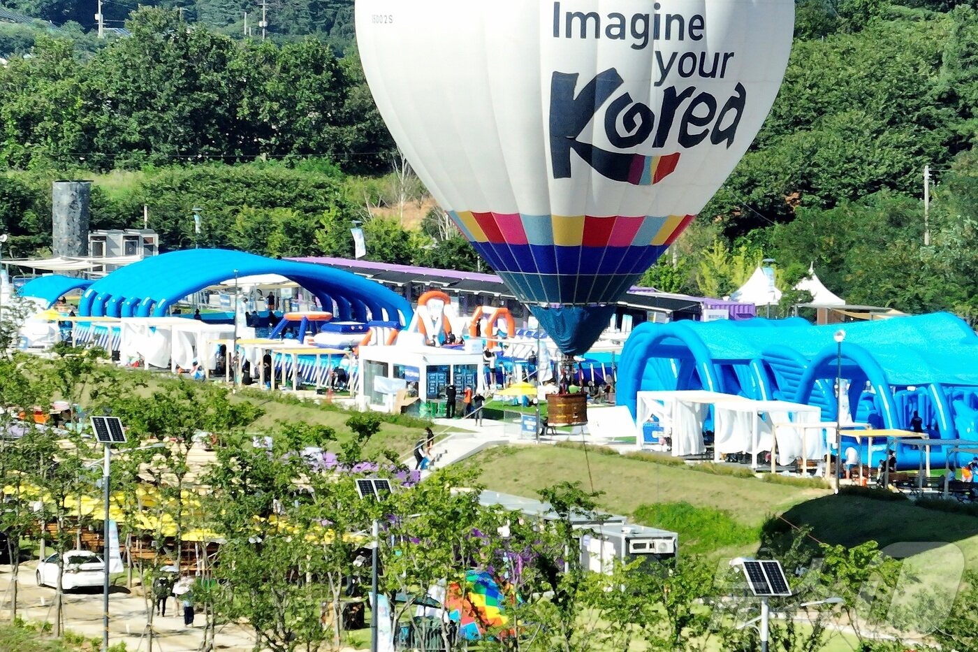 본문 이미지 - 27일 강원 인제군 남면 빙어호 일원에서 열리고 있는 ‘여름愛 인제愛 빠지다’ 축제장 모습. 약 1300평 규모의 대형 물놀이장에서 워터슬라이드 등 다양한 놀이시설을 비롯 수상레저 체험, 육상 액티비티 체험이 운영되는 이번 축제는 8월 10일까지 이어진다. &#40;인제군 제공. 재사용 및 DB금지&#41; 2025.7.27/뉴스1 ⓒ News1 이종재 기자