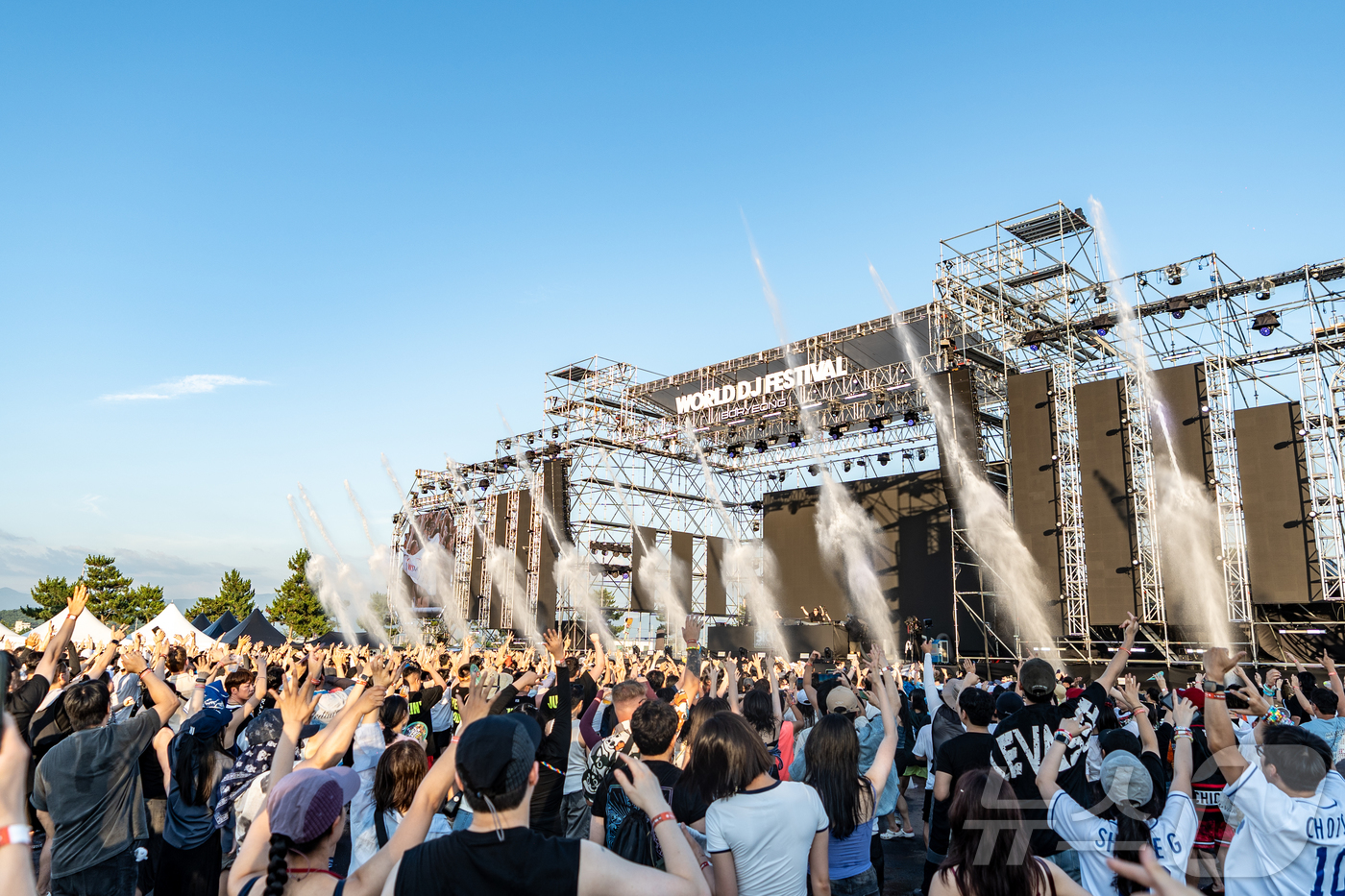 (보령=뉴스1) 이동원 기자 = 제28회 보령머드축제가 지난 26일 충남 보령 대천해수욕장 머드엑스포광장에서 개막한 가운데 축제장을 찾은 관광객들이 주요 프로그램중 하나인 월드디제 …