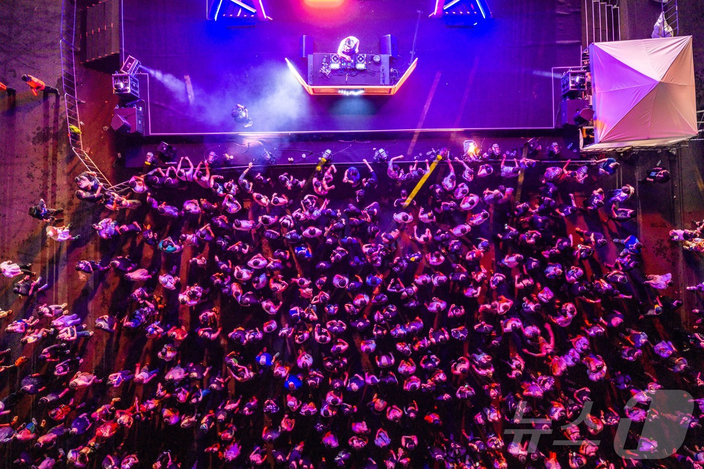 (보령=뉴스1) 이동원 기자 = 제28회 보령머드축제가 지난 26일 충남 보령 대천해수욕장 머드엑스포광장에서 개막한 가운데 축제장을 찾은 관광객들이 주요 프로그램중 하나인 월드디제 …