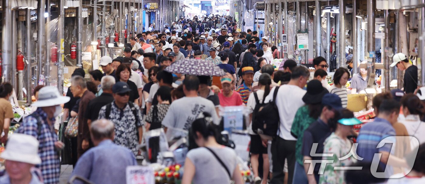 본문 이미지 - 민생회복 소비쿠폰 지급 이후 첫 주말인 27일 서울 동대문구 청량리종합시장이 시민들로 북적이고 있다. 2025.7.27/뉴스1 &lt;자료사진&gt; ⓒ News1 박지혜 기자