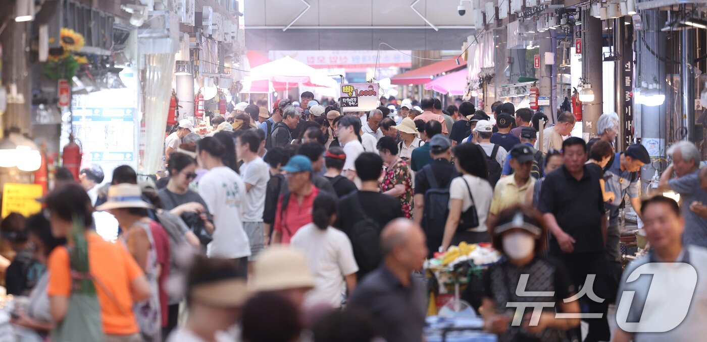 본문 이미지 - 민생회복 소비쿠폰 지급 이후 첫 주말인 지난 7월 27일 서울 동대문구 청량리종합시장이 시민들로 북적이고 있다. 2025.7.27/뉴스1 ⓒ News1 박지혜 기자