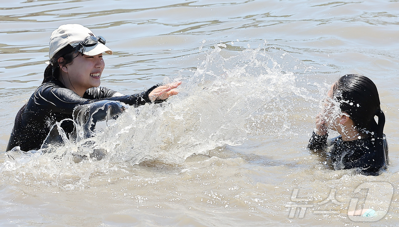 (인천=뉴스1) 김진환 기자 = 전국 대부분 지역에 폭염특보가 내려진 27일 오후 인천 중구 을왕리 해수욕장을 찾은 시민들이 더위를 식히고 있다. 2025.7.27/뉴스1