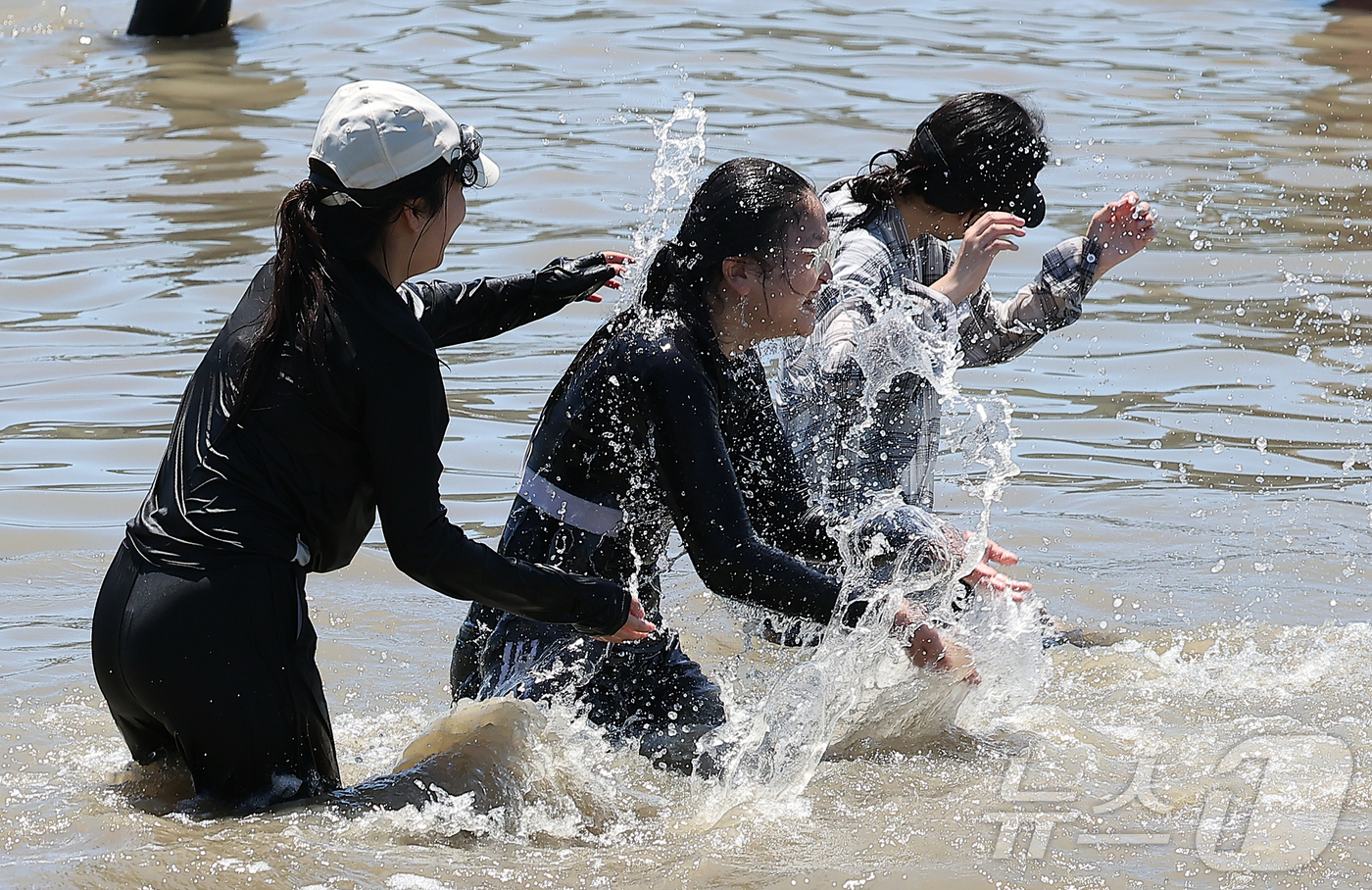(인천=뉴스1) 김진환 기자 = 전국 대부분 지역에 폭염특보가 내려진 27일 오후 인천 중구 을왕리 해수욕장을 찾은 시민들이 더위를 식히고 있다. 2025.7.27/뉴스1