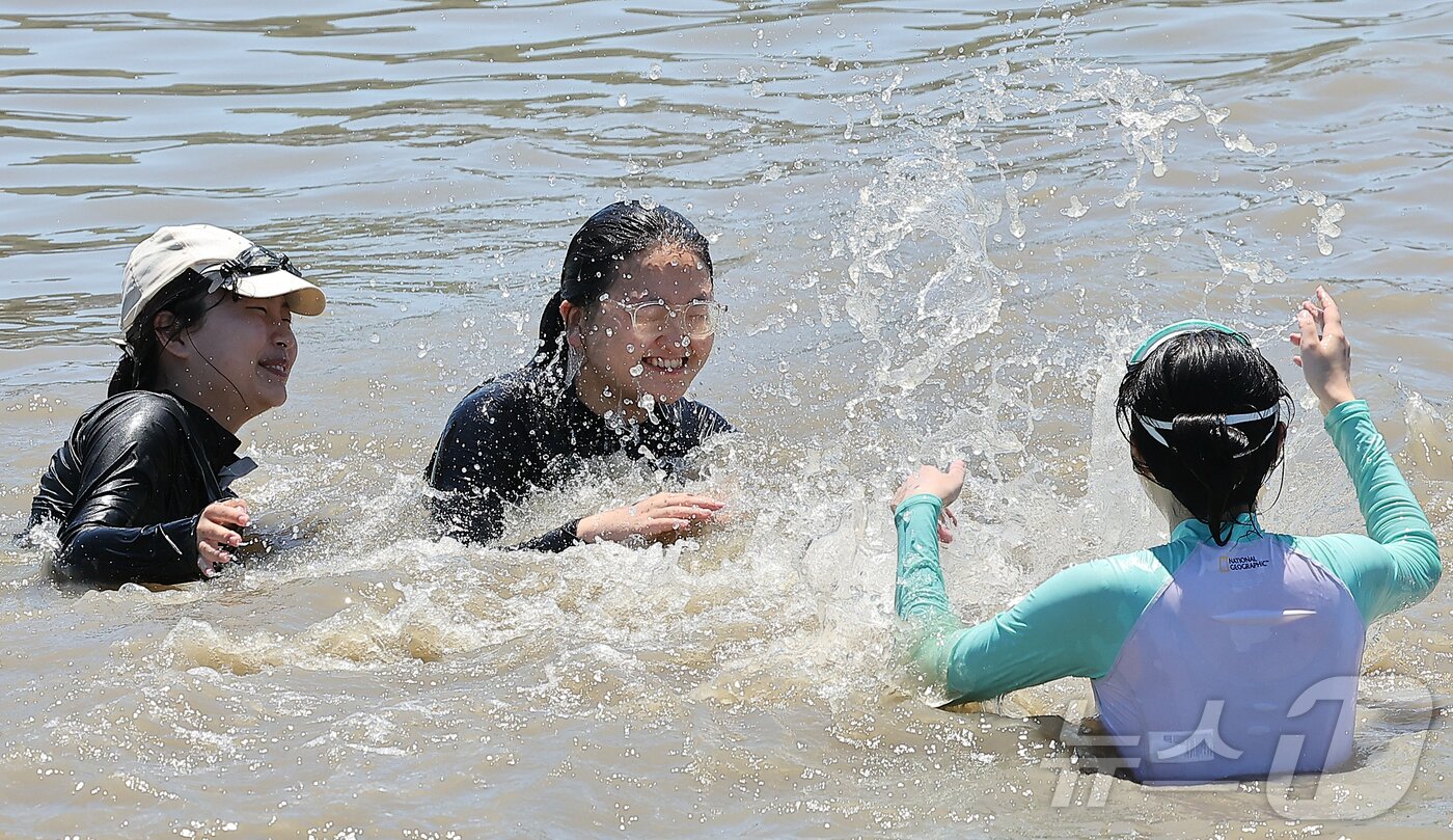 본문 이미지 - 전국 대부분 지역에 폭염특보가 내려진 27일 오후 인천 중구 을왕리 해수욕장을 찾은 시민들이 더위를 식히고 있다. 2025.7.27/뉴스1 ⓒ News1 김진환 기자