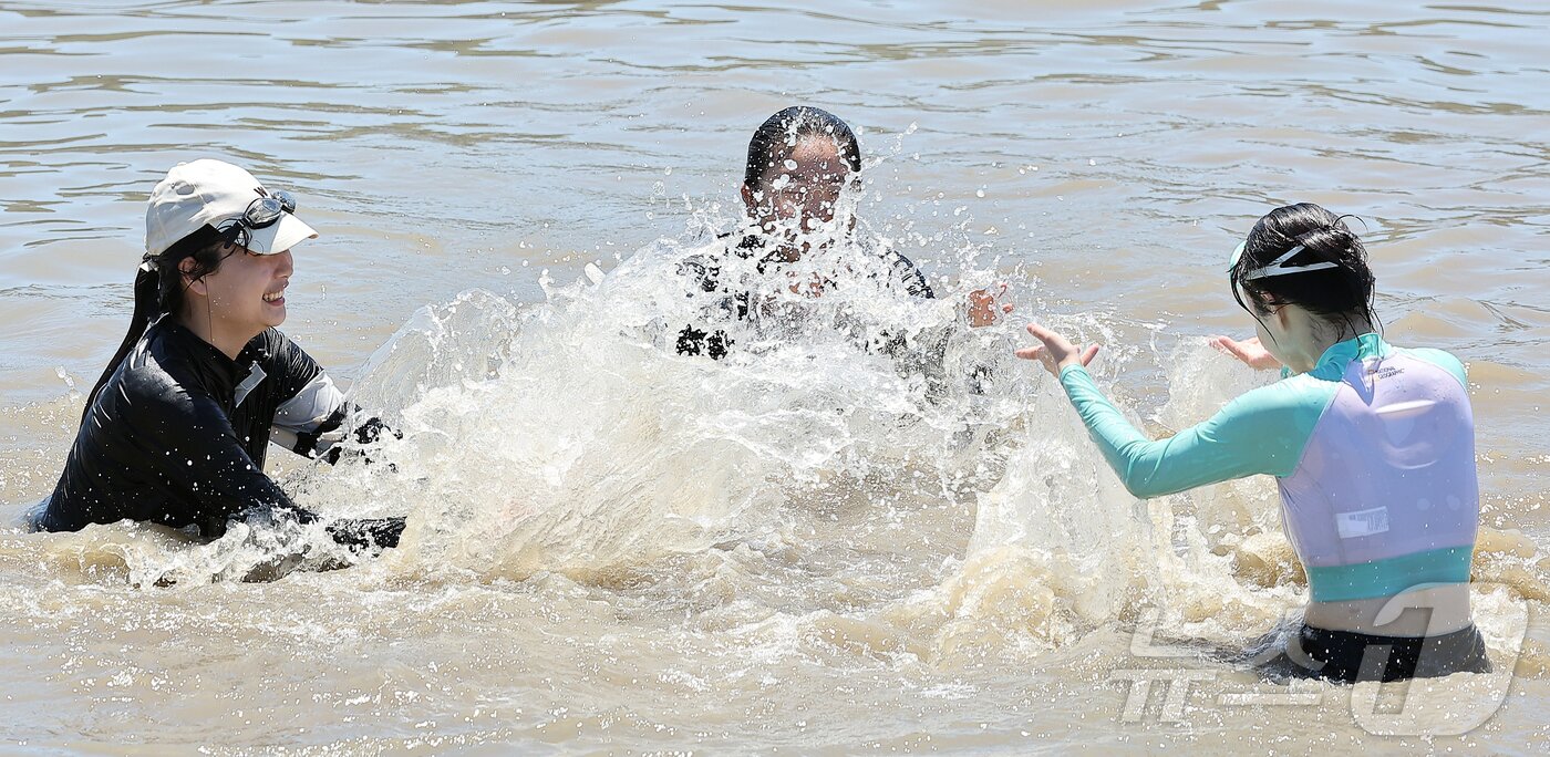 본문 이미지 - 전국 대부분 지역에 폭염특보가 내려진 27일 오후 인천 중구 을왕리 해수욕장을 찾은 시민들이 더위를 식히고 있다. 2025.7.27/뉴스1 ⓒ News1 김진환 기자