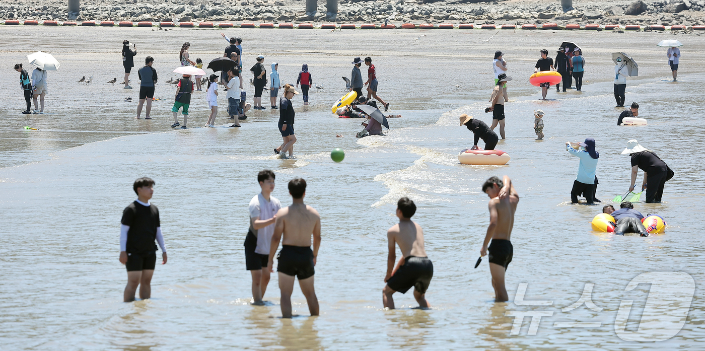 (인천=뉴스1) 김진환 기자 = 본격적인 여름 휴가철이 시작된 27일 오후 인천 중구 을왕리 해수욕장을 찾은 시민들이 더위를 식히고 있다. 2025.7.27/뉴스1
