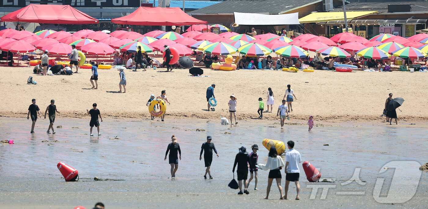 본문 이미지 - 전국 대부분 지역에 폭염특보가 내려진 27일 오후 인천 중구 을왕리 해수욕장이 휴가객으로 붐비고 있다. 2025.7.27/뉴스1 ⓒ News1 김진환 기자