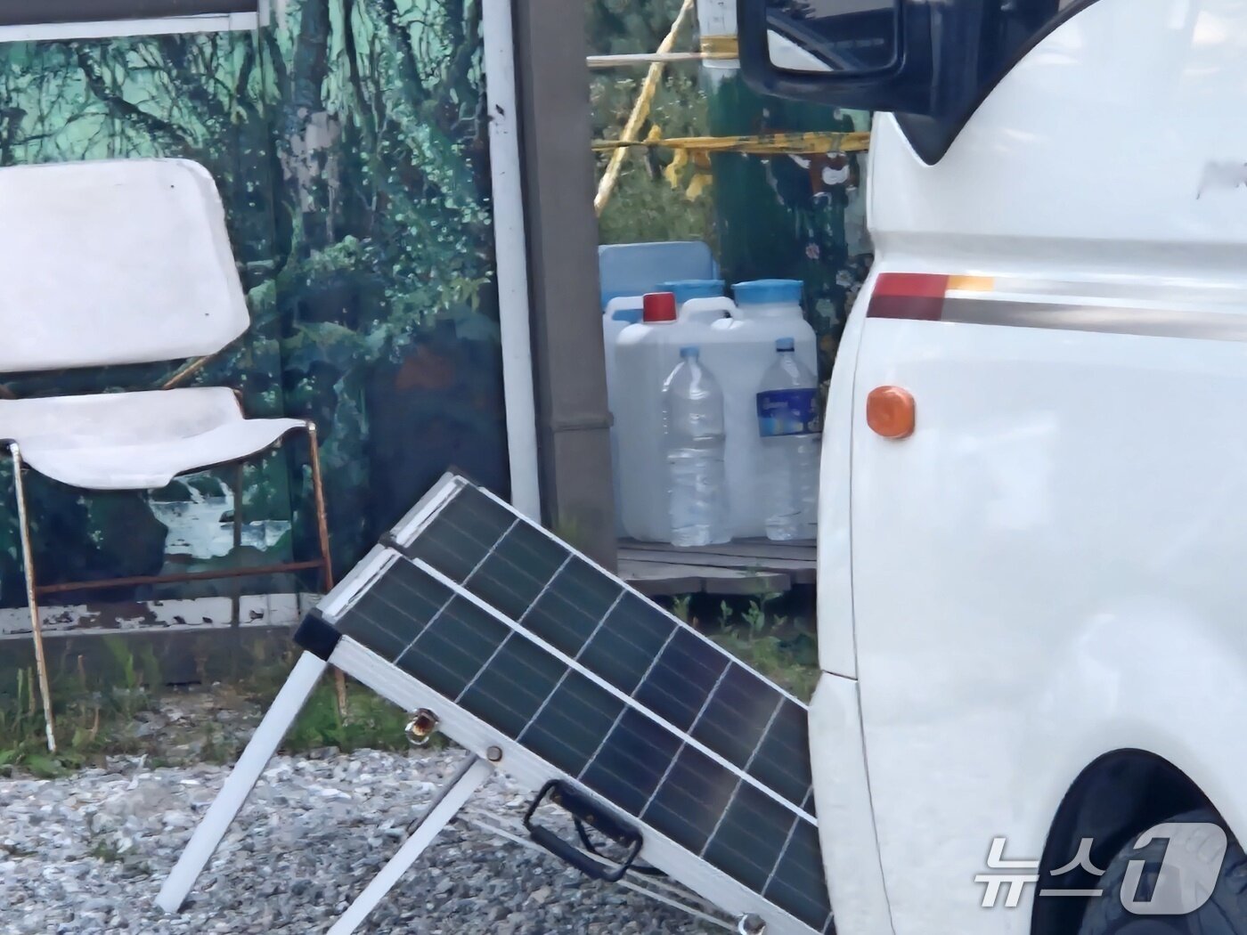 본문 이미지 - 강원 강릉에 가뭄과 폭염이 심각했던 지난 25일 강릉시 성산면 어흘리 대관령옛길 반정 전망대를 찾은 캠핑차량 주위에 10~20ℓ 규모의 대형 물통이 가득하다. 2025.7.28/뉴스1 윤왕근 기자