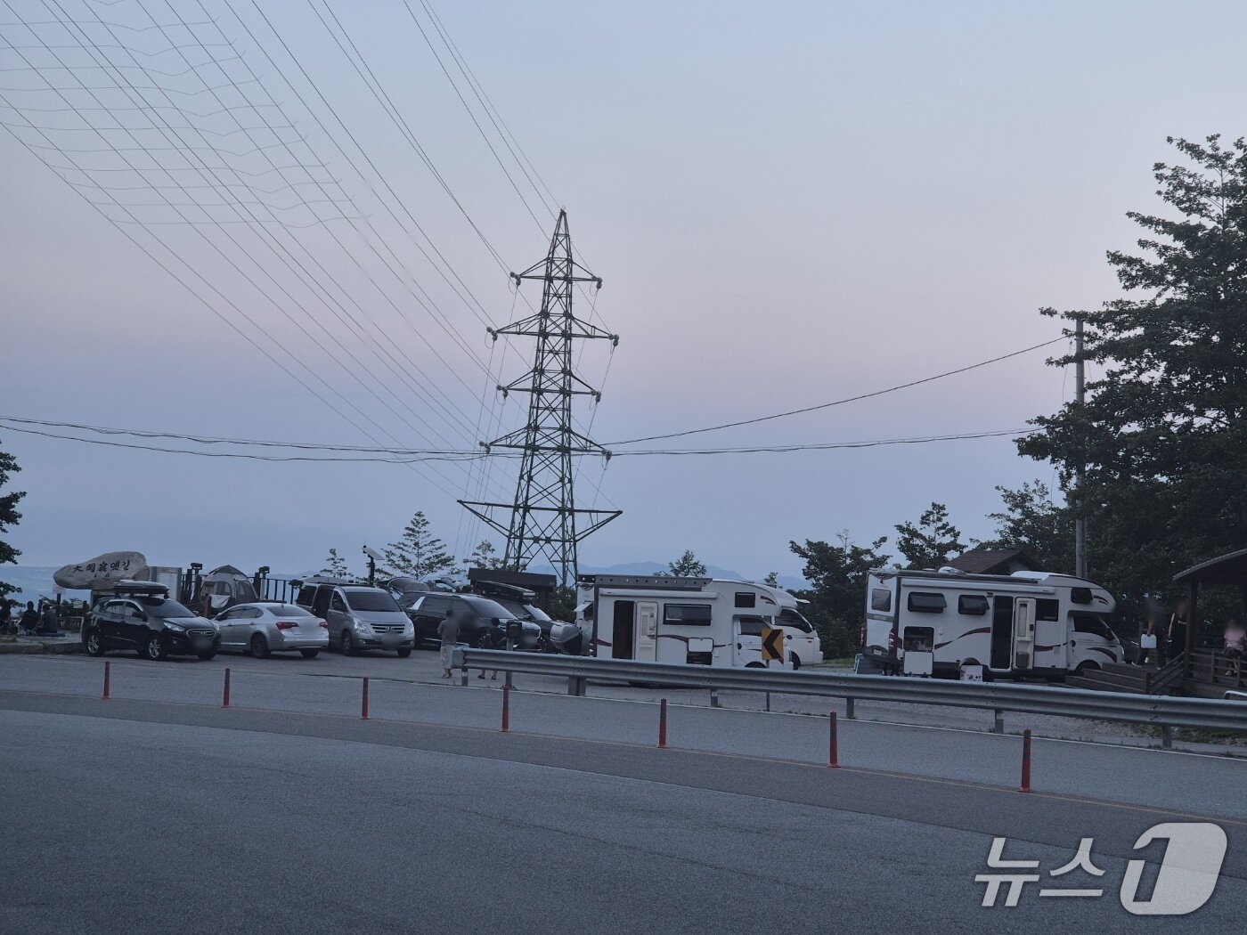 본문 이미지 - 강원 강릉에 가뭄과 폭염이 심각했던 지난 25일 강릉시 성산면 어흘리 대관령옛길 반정 전망대를 찾은 캠핑차량들. 2025.7.28/뉴스1 윤왕근 기자
