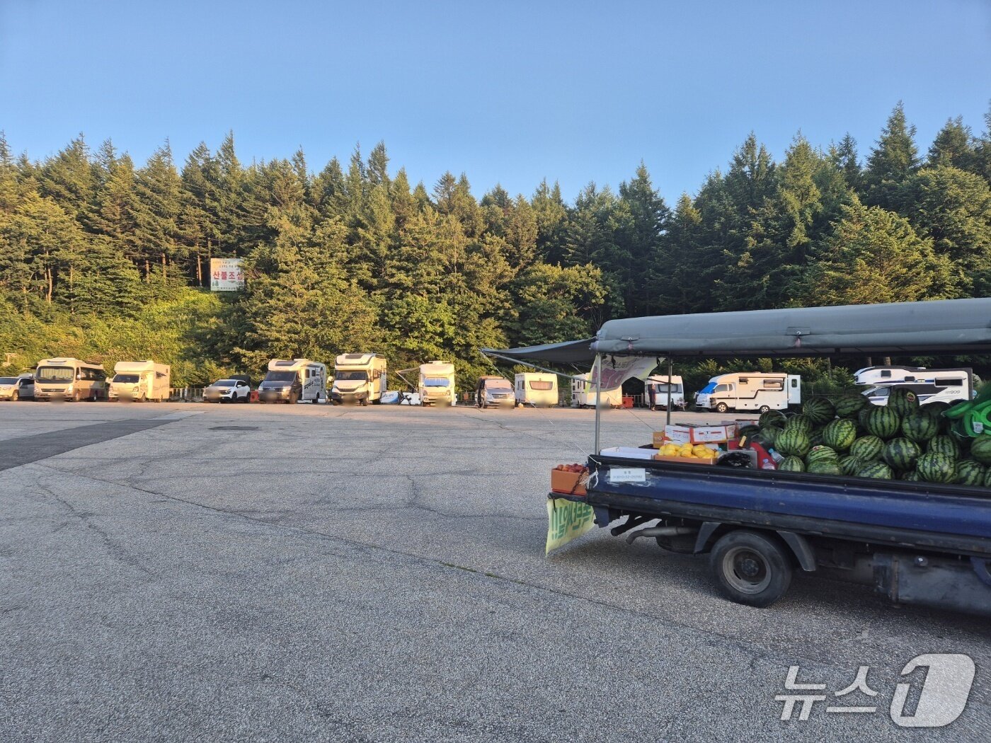 본문 이미지 - 강원 강릉에 가뭄과 폭염이 심각했던 지난 25일 평창군 옛 영동고속도로 대관령마을 휴게소. 이날 &#39;폭염 피난처&#39;로 이름난 이곳엔 마치 주택 골목처럼 과일장수 차량이 오가는 등 사실상 마을 형태를 이루고 있었다. 2025.7.28/뉴스1