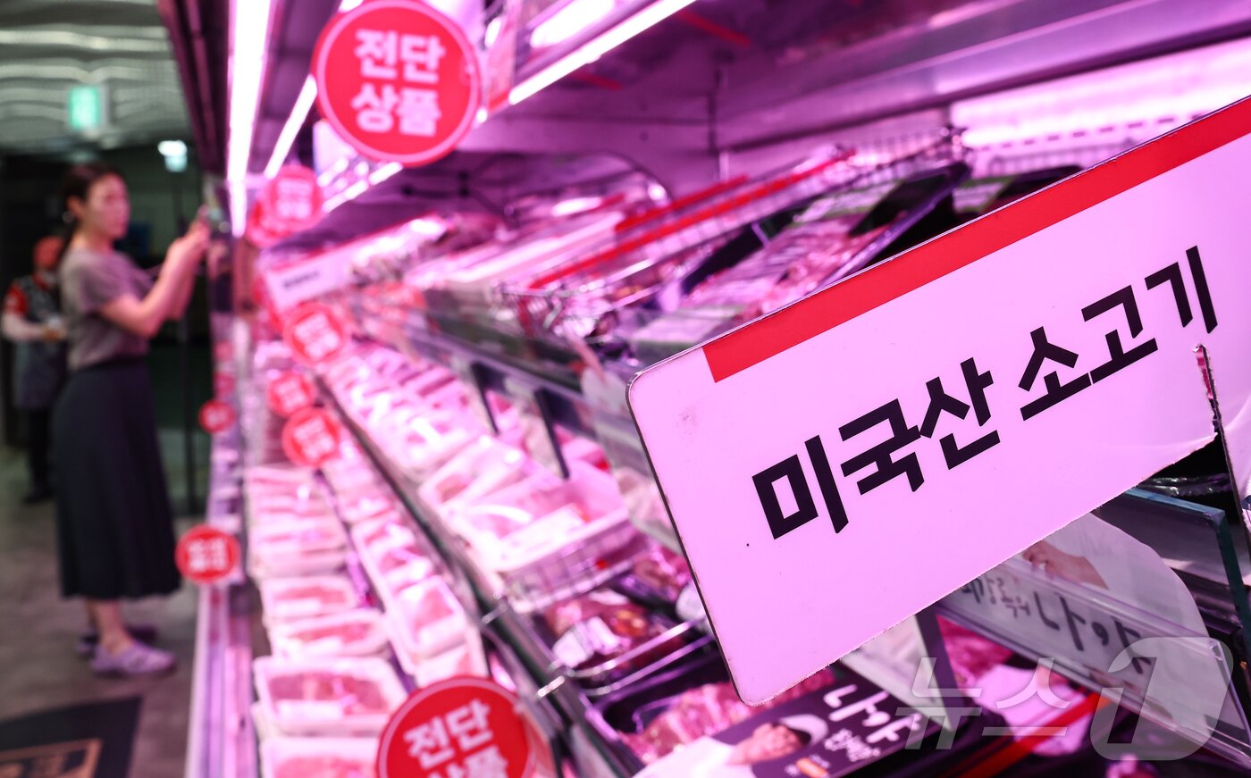 본문 이미지 - 미국의 상호 관세 협상 마감 시한을 앞두고 30개월 이상 소고기나 쌀 등 국내 농축산물 시장 개방이 대미 협상 테이블에 오른것으로 알려졌다. 사진은 27일 서울 시내 한 대형마트에 진열된 미국산 소고기. 2025.7.27/뉴스1 ⓒ News1 김도우 기자