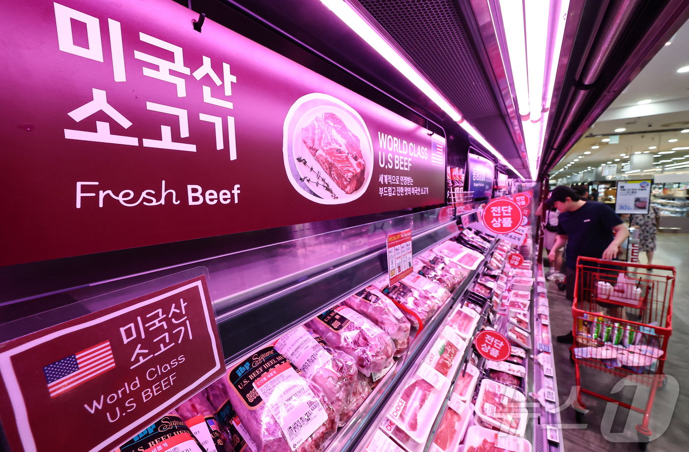 (서울=뉴스1) 김도우 기자 = 미국의 상호 관세 협상 마감 시한을 앞두고 30개월 이상 소고기나 쌀 등 국내 농축산물 시장 개방이 대미 협상 테이블에 오른것으로 알려졌다.사진은 …