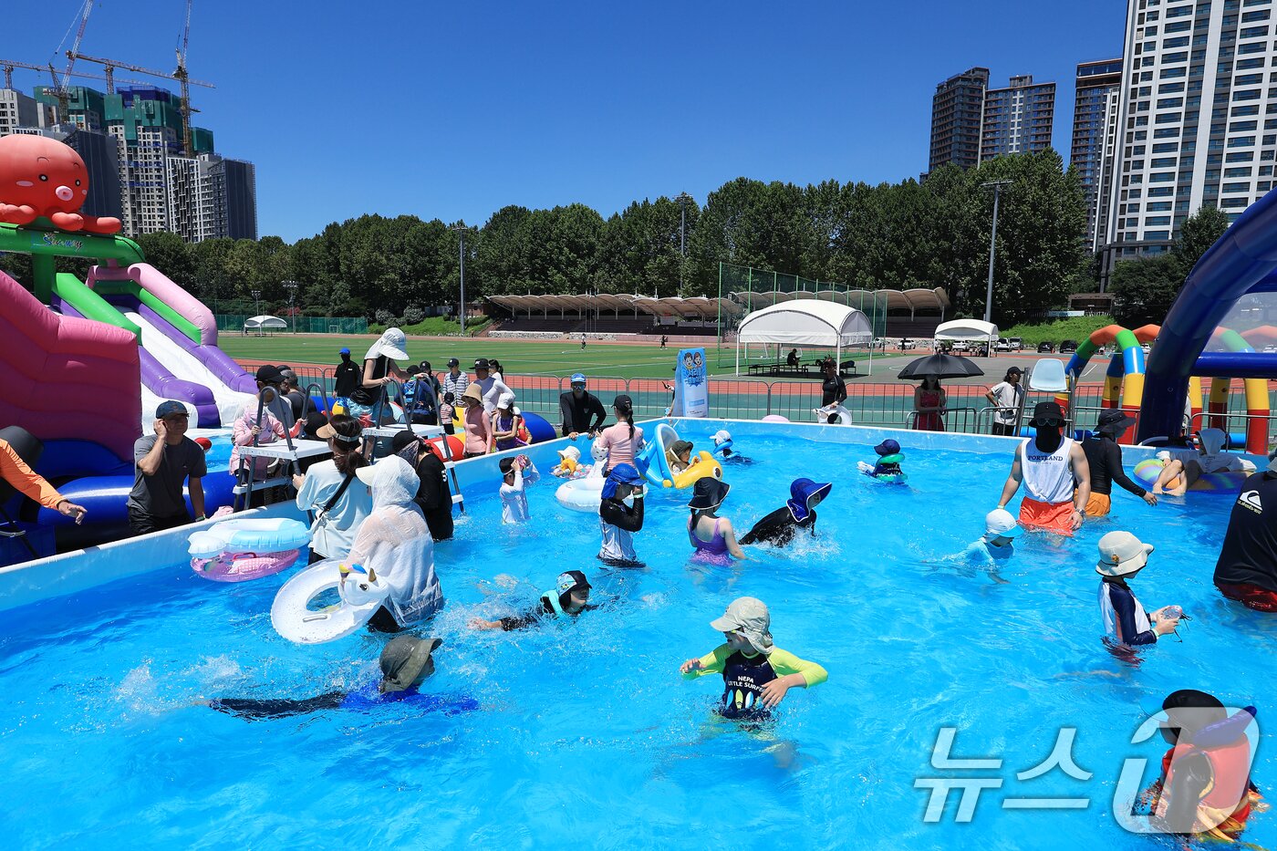 본문 이미지 - 전국 대부분 지역에 폭염특보가 내려진 27일 서울시 서초구 반포종합운동장에 마련된 서리풀 물놀이장을 찾은 가족 단위 방문객들이 물놀이를 즐기고 있다.  2025.7.27/뉴스1 ⓒ News1 박정호 기자