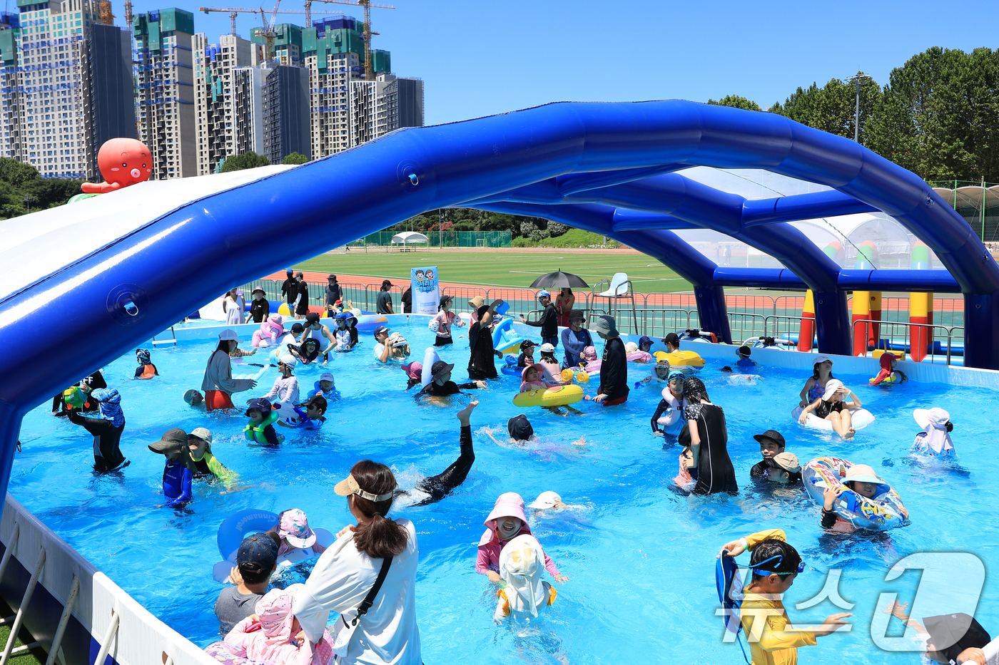 (서울=뉴스1) 박정호 기자 = 전국 대부분 지역에 폭염특보가 내려진 27일 서울시 서초구 반포종합운동장에 마련된 서리풀 물놀이장을 찾은 가족 단위 방문객들이 물놀이를 즐기고 있다 …