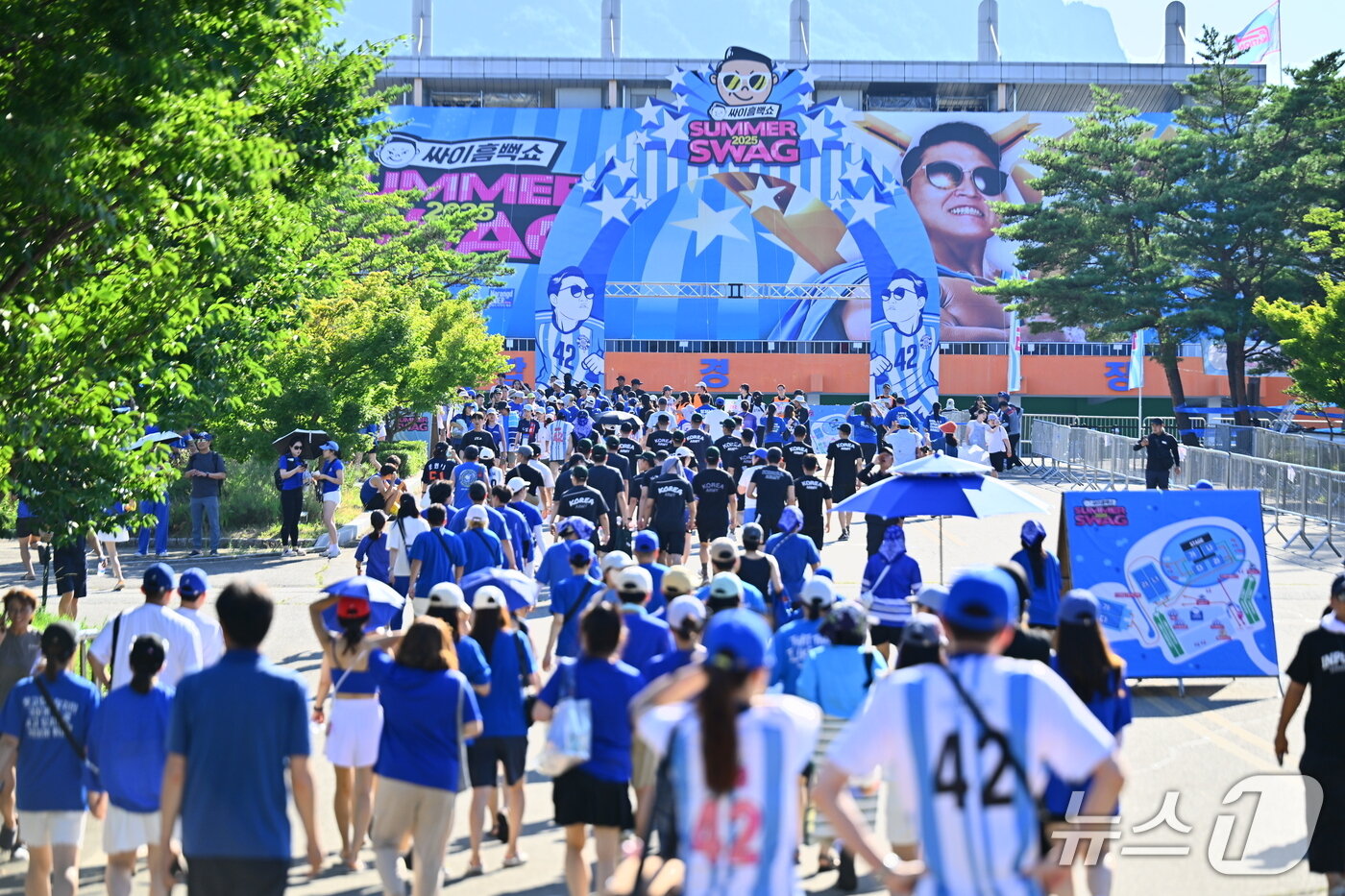 본문 이미지 - 지난 26일 속초종합운동장에 열린 &#39;싸이 흠뻑쇼 SUMMERSWAG2025 속초&#39;&#40;속초시 제공, 재판매 및 DB 금지&#41; 2025.7.27/뉴스1