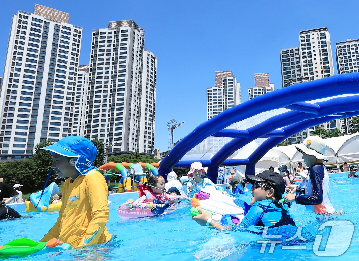 본문 이미지 - 전국 대부분 지역에 폭염특보가 내려진 27일 서울시 서초구 반포종합운동장에 마련된 서리풀 물놀이장을 찾은 가족 단위 방문객들이 물놀이를 즐기고 있다.  2025.7.27/뉴스1 ⓒ News1 박정호 기자